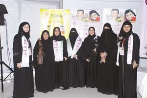 اللجنة المنظمة للمؤتمر تتوسطهم دهند الرباح رئيسة المؤتمر

