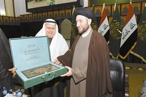 الزميل احمد بهبهاني يقدم مصحفا هدية تذكارية الى السيد عمار الحكيم