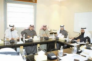 مانع العجمي والعرادة والعازمي خلال اجتماع لجنة الاحمدي
