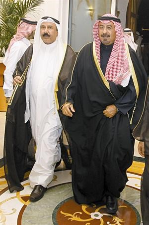 الشيخ دمحمد الصباح والسفير علي الهيفي خلال المادبة﻿