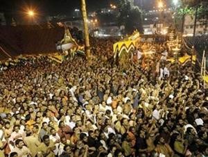 مئات المتدافعين عقب الاحتفال الديني في معبد ساباريمالا بولاية كيرالا بجنوب الهند﻿