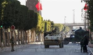 الجيش يسيطر على شوارع العاصمة ويقيم الحواجز بعد انباء عن انتشار عصابات من الملثمين افپ
