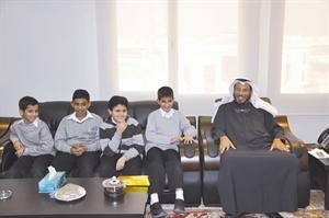 دعبدالله المعتوق مع طلبة مدرسة الرؤية﻿