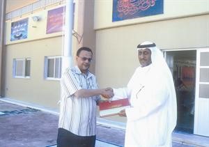 مدير المدرسة سعود السهو مكرما احد المعلمين
﻿