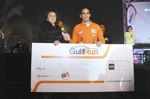 ويسلم شيك التبرع الى منيرة الغانم ممثلة مبرة رقية القطامي 
