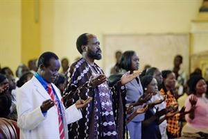 رئيس حكومة جنوب السودان سلفا كير مشاركا في قداس امس الاحد بكاتدرائية للكاثوليك في وسط جوبا	رويترز﻿
