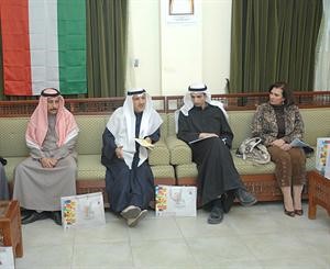 علي حسن يشرح للوفد عمل الادارة﻿