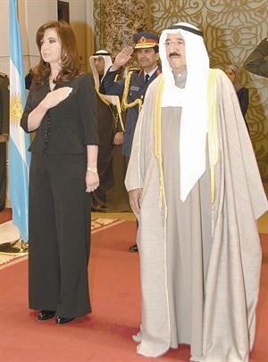 صاحب السمو الامير والرئيسة دكرستينا دي كيرتشنر خلال عزف السلام الوطني﻿
