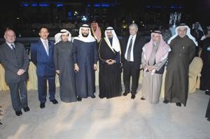 الشيخ دمحمد الصباح ودمحمد جواد بهبهاني ودطاهر الصحاف مع بعض المشاركين﻿