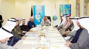 مجاسم اللنقاوي ومحافظ الفروانية خلال الاجتماع﻿
