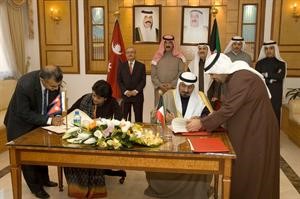 ﻿الشيخ دمحمد الصباح خلال توقيع الاتفاقية مع سوجيتا كويرالا﻿