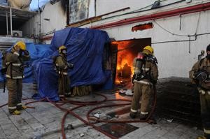 رجال الاطفاء يحاولون اخماد حريق مخزن الاسفنج من الداخل﻿