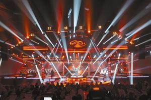مسرح ليالي فبراير العام الماضي وفي الاطار شعار المهرجان وشعار تلفزيون الوطن﻿