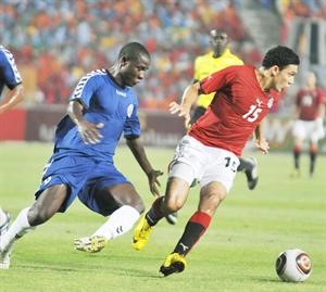 ﻿محمد ناجي جدو يتخطى لاعب اوغندا﻿