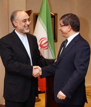 وزيرا الخارجية الايراني صالحي والتركي اوغلو خلال اجتماعهما في انقرة امساپ﻿