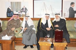 الشيخ دجاسم مهلهل الياسين ودمحمد عبدالغفار الشريف مع بعض الحضور