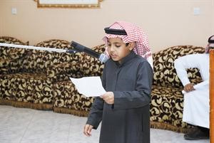 الطفل رائد العنزي يلقي قصيدة على الحضور