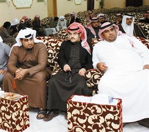 الزميل حسين الشمري يتوسط الشعراء