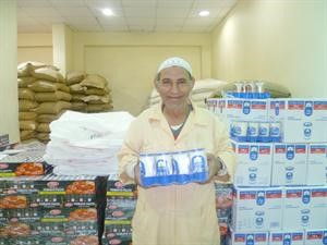احد العمال في جمعية العدان يجهز المواد التموينية﻿