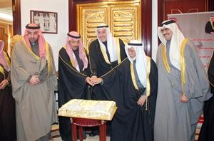 المستشار راشد الحماد والشيخ فيصل المالك وعبدالعزيز البابطين يقطعون كيكة الافتتاح﻿