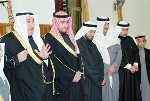 الشيخ فيصل المالك ملقيا كلمته بحضور الشيخ مالك المالك ودوليد الشعيب﻿