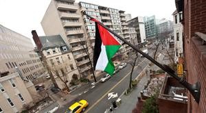 العلم الفلسطيني يرفرف على المبنى الذي يضم ممثلية منظمة التحرير الفلسطينية في واشنطن 	افپ﻿