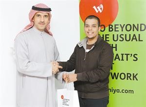 عبدالعزيز البالول يهنئ احد الفائزين﻿