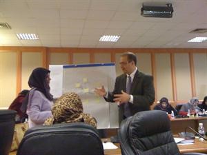 مدير عام منطقة الفروانية التعليمية يسرى العمر اثناء المناقشات مع ممثل البنك الدولي﻿