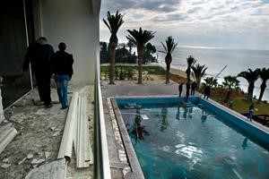 تونسيون يجولون في فيلا احد اقرباء بن علي بمنطقة الحمامات بعد تعرضها للنهب