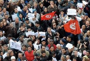متظاهرون يطالبون بحل الحزب الحاكم وطرد وزرائه من الحكومة	اپ﻿