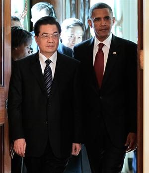 الرئيس الاميركي باراك اوباما مستقبلا نظيره الصيني هو جينتاو في البيت الابيض امس رويترز﻿