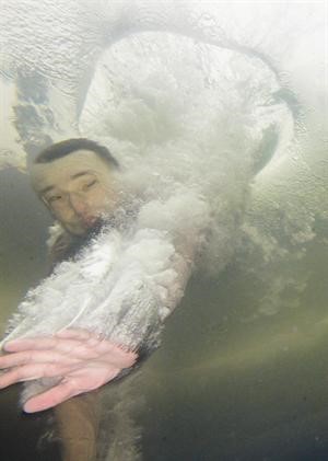 ﻿روسي يغوص في مياه مثلجة لمحو خطاياه﻿