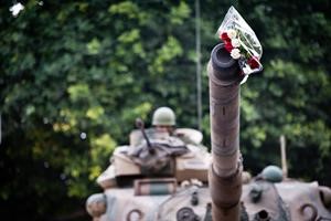 باقة من الزهور تسد فوهة مدفع احدى الدبابات وسط تونس امس الاول	﻿