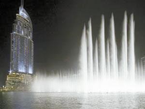 «دبي فاونتن».. أطول نافورة في العالم تستعد لعروض الماء والنار