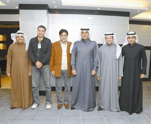 رئيس نادي القادسية بالانابة فواز الحساوي يتوسط الزملاء بلال غملوش ومبارك الوقيان واحمد حسين وعبدالعزيز جاسم ويحيى حميدان