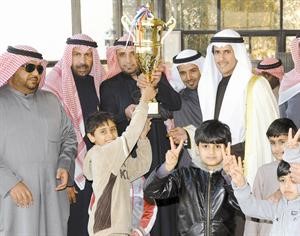 الشيخ عبدالله ابراهيم الدعيج يسلم الكاس للفائز﻿