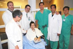 فريق الاطباء يحيط بالمريضة بعد العملية﻿