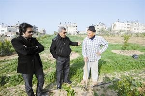 الزميلان عدنان الراشد ومحمد البحر مع مزارع فلسطيني صامد في محاذاة الجانب الاسرائيلي
﻿