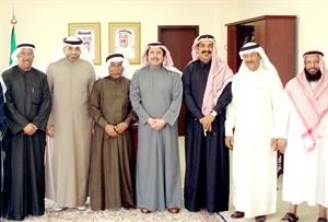السفير الشيخ عزام الصباح خلال لقائه وفد مجالس البحرين الاهلية
