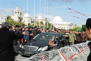 عناصر من الشرطة التونسية الغاضبين يعترضون سيارة الرئيس المؤقت فؤاد المبزع لدى توجهه الى القصر الرئاسي امس