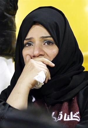 مشجعة قطرية تبكي بحرقة بعد خروج العنابي 	افپ﻿