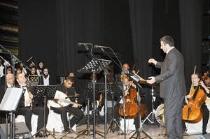 دعبد الله المصري يقود فرقة التربية الاساسية للموسيقى	انور الكندري﻿