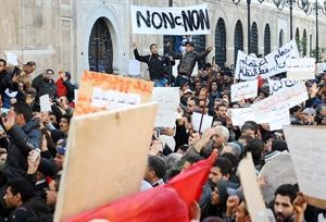 تونسيون تظاهروا امس ايضا تحت اسم قافلة التحرير للمطالبة باسقاط الحكومة	﻿