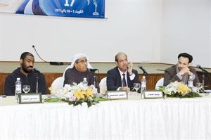 الدخيل يتوسط الحمدان والحليل وبلال في الندوة النقاشية للعرض المسرحي﻿