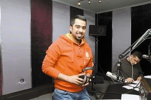 المذيع احمد الموسوي في ستديو البرنامج	فريال حماد
﻿