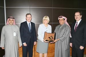 العمر يقدم هدية تذكارية للوزيرة الكندية﻿