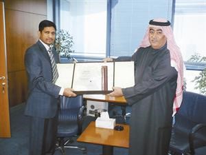 عبدالله السيف مكرما الموظف المثالي ﻿