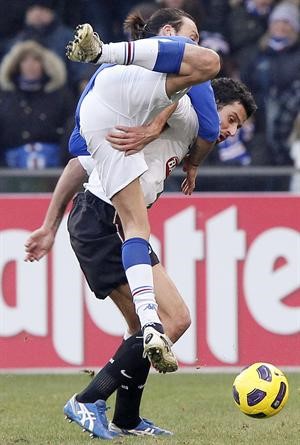 لاعب سمبدوريا دانييل مانيني يحمل فابيو غروسو بطريقة اكروباتية	افپ
﻿