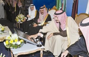 الامير سلمان بن عبدالعزيز يعطي الاشارة بوضع حجر الاساس لتوسعة مبنى امانة مجلس التعاون الخليجي
﻿