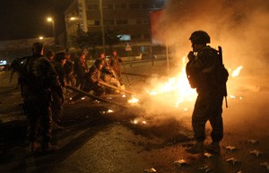 الجيش اللبناني يطفئ النيران ويفتح الطريق في بيروت بعد احتجاجات لمناصري تيار المستقبل 			افپ
